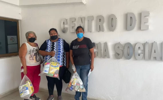 Entrega de apoyos alimenticios a familias de la invasión Jaripillo