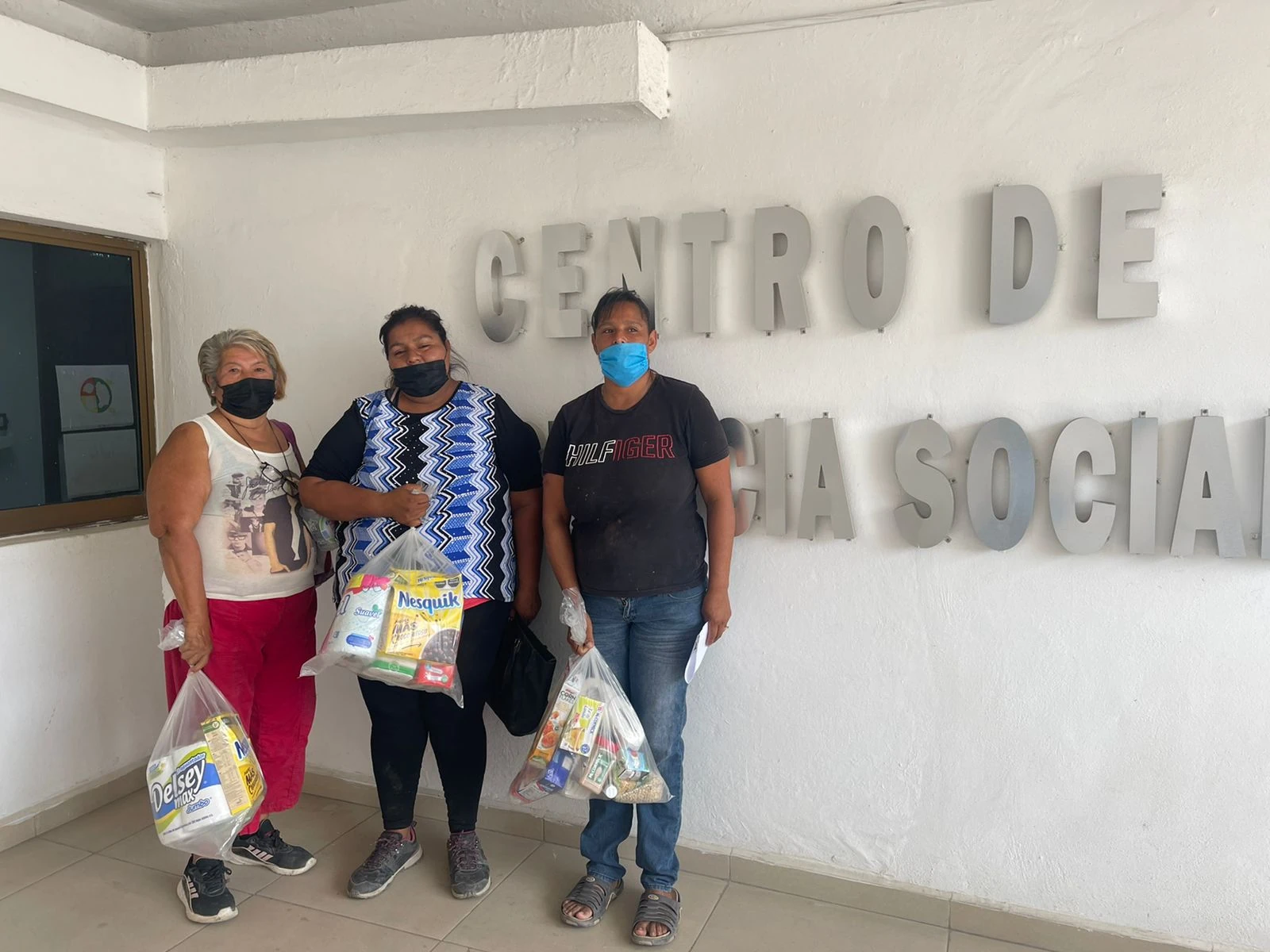 Entrega de apoyos alimenticios a familias de la invasión Jaripillo