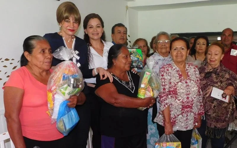 Fundación Letty Coppel en entrega de despensas a mujeres.