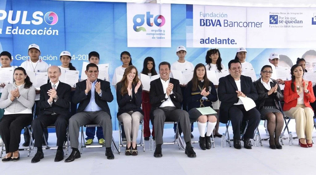 Fundación BBVA reconociendo alumnos destacados