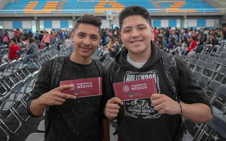 Estudiantes recibiendo beca Benito Juárez