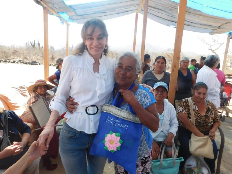 Atención al adulto mayor. Uno de los programas sociales de Fundación Lety Coppel en México.