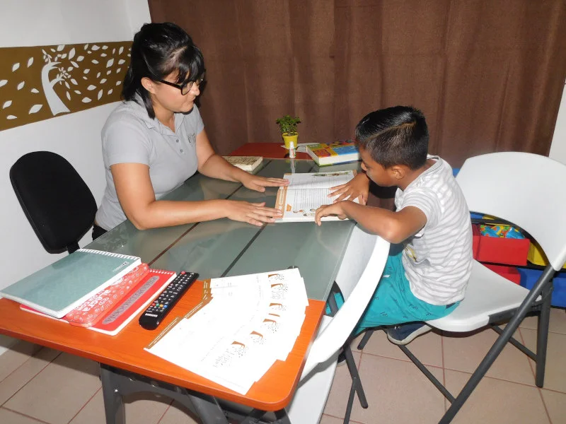 Psicopedagoga con niño apoyándolo en su aprendizaje en Fundación Letty Coppel.